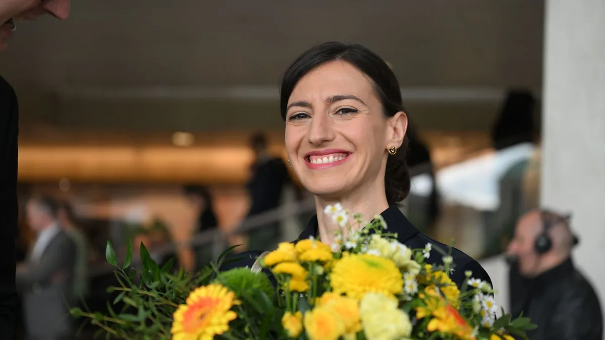 Rummel und Blitzlichtgewitter: Was Flavia Zaka nach 100 Tagen als „First Lady“ berichtet