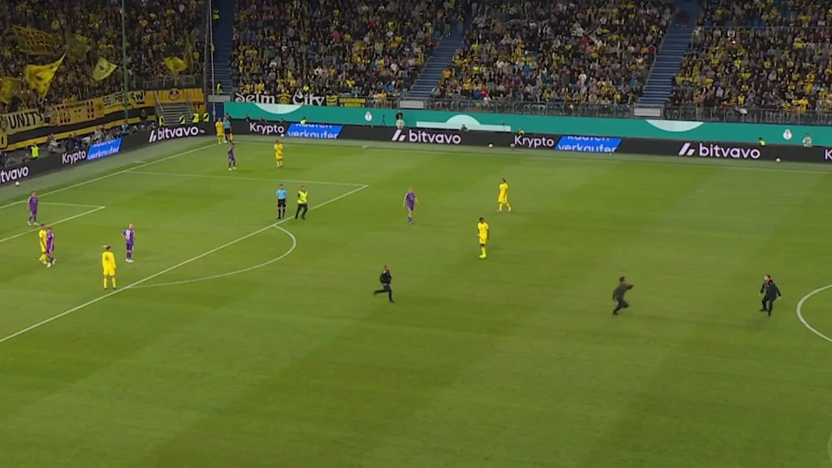 Kuriose Szene bei BVB-Spiel - Plötzlich rennt ein Flitzer auf den Rasen!