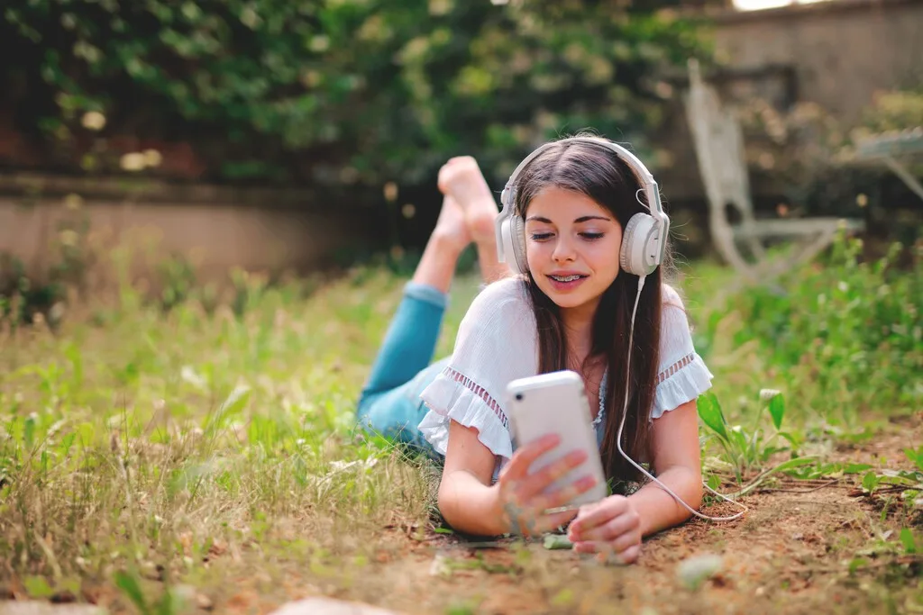 Los jóvenes mexicanos están hiperconectados, pero internet lo usan para lo mismo: WhatsApp, TikTok y música