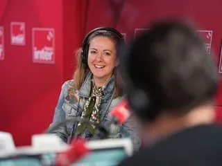 « C’est l’émission qui me ressemble le plus » : Charline Vanhoenacker pose son micro France Inter à Saint-Pol-de-Léon