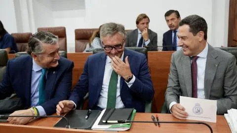 PP y Vox convierten la sesión de control a Moreno en el Parlamento en un debate monográfico contra Sánchez