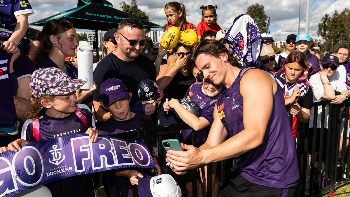 Purple pride on show as Fremantle Dockers’ men’s side get around club’s women’s side ahead of big September