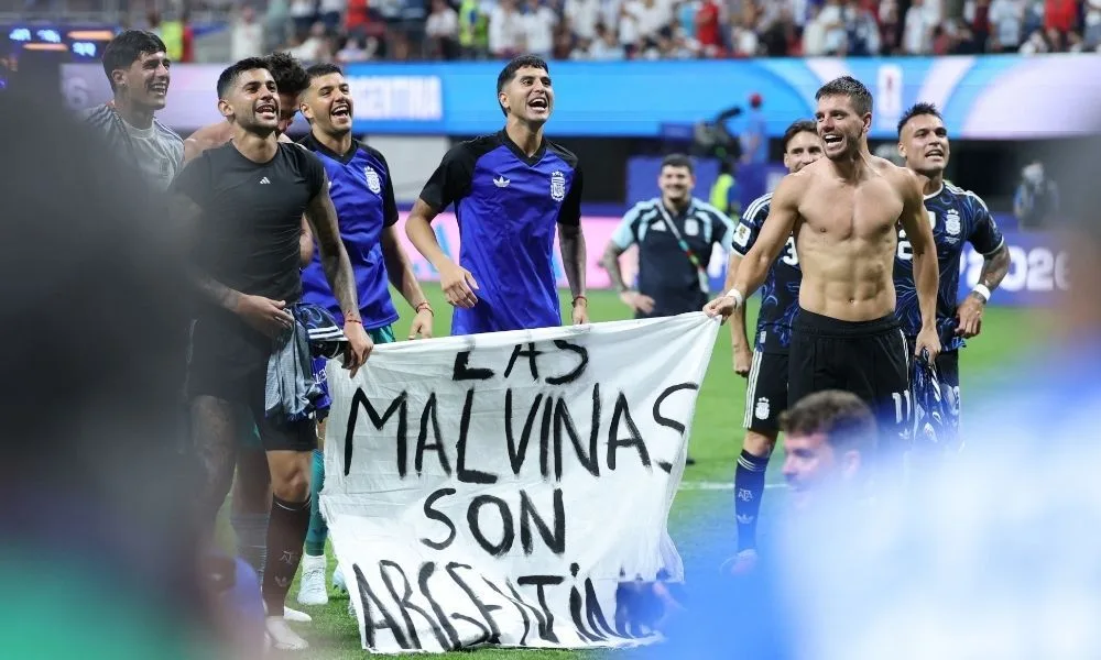 Fifa suspende Paredes e multa Argentina por racismo e menção às Malvinas