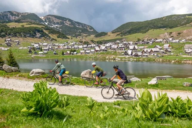 De Sarajevo à Mostar à vélo, un voyage à couper le souffle dans les Balkans