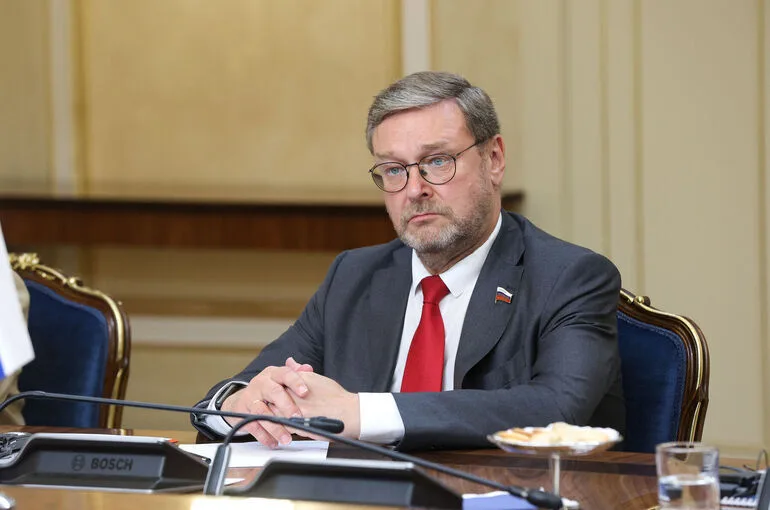 Сенатор Косачев: Зеленский не пойдет на выборы и покинет Украину