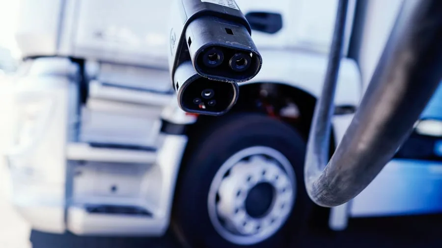 Elektromobilität: Weltweiter Absatz von E-Lkw und -Bussen 2025 fast verdoppelt