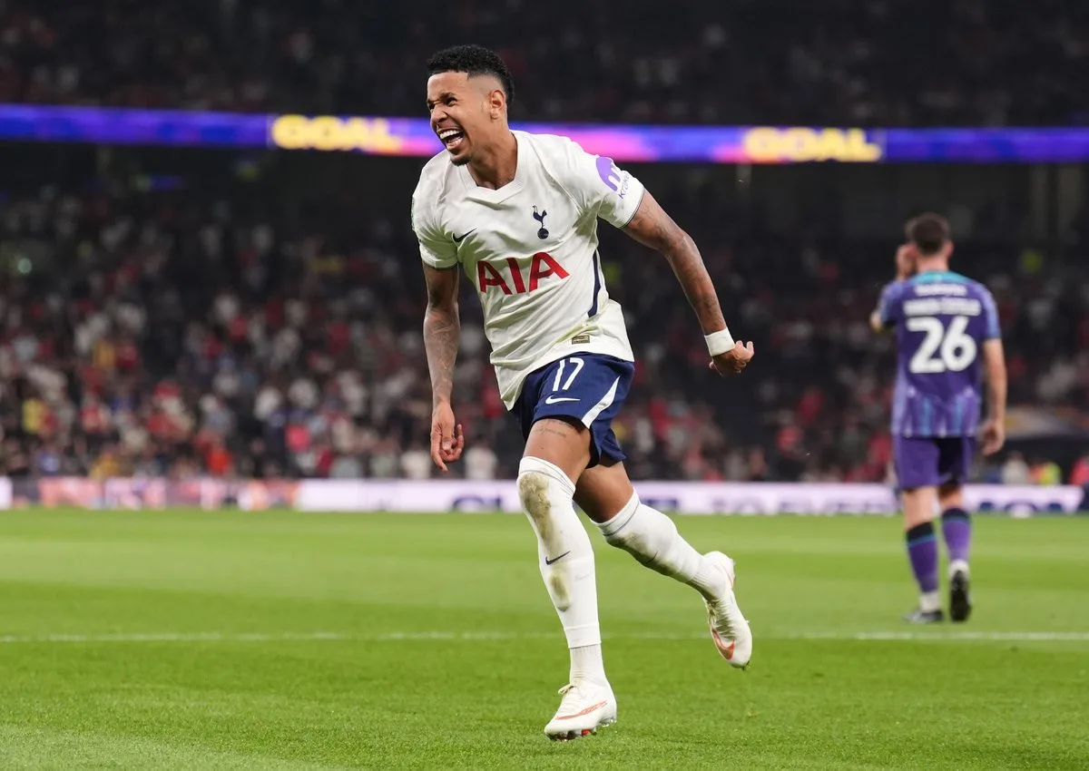 Roberto De Zerbi hails Savio after 'perfect' Tottenham debut amid Mikey Moore transfer update