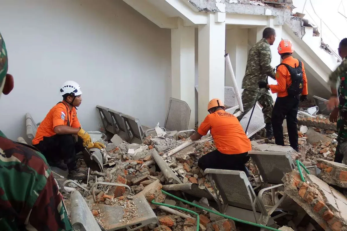 Un nuevo sismo de magnitud 6,9 sacude Indonesia tras terremoto de 7,7