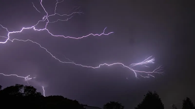 24.000 impacts de foudre, des vents à près de 150 km/h: plus de la moitié de la France a connu au moins un orage ce lundi