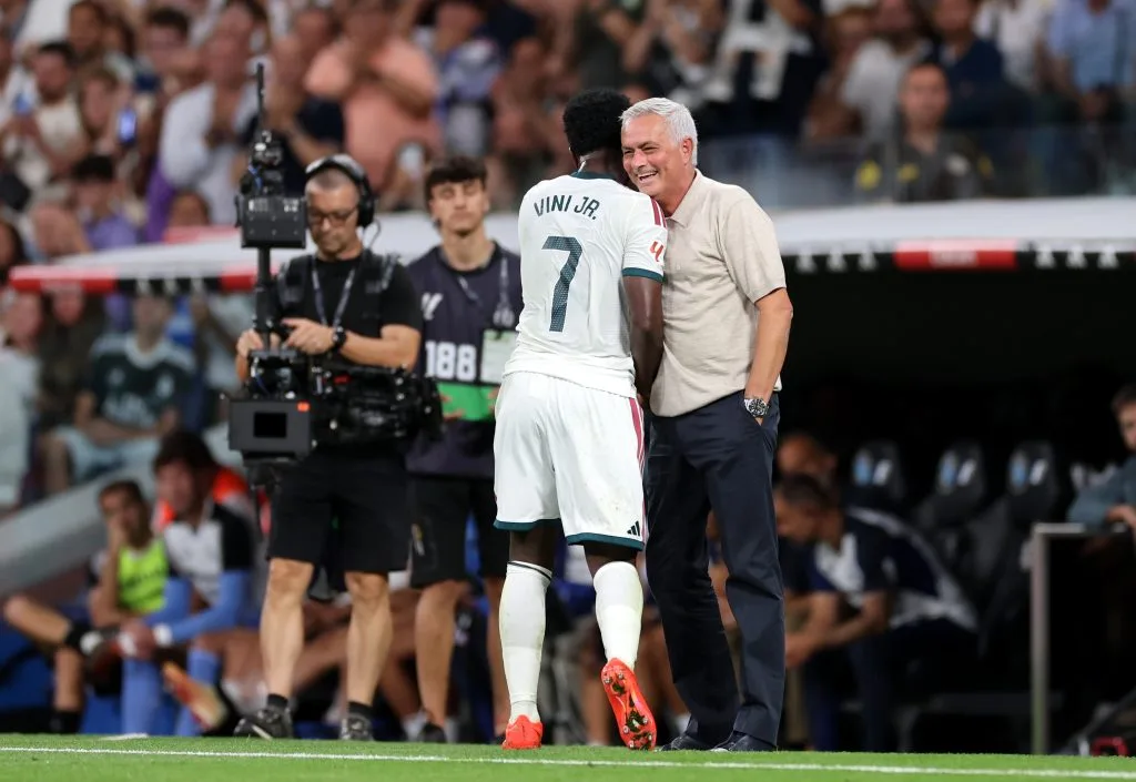 Irritado, Mourinho volta a disparar contra arbitragem após expulsão de Vini Jr