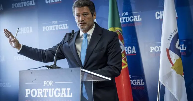 Chega reúne-se para "decisão final" sobre moção de censura
