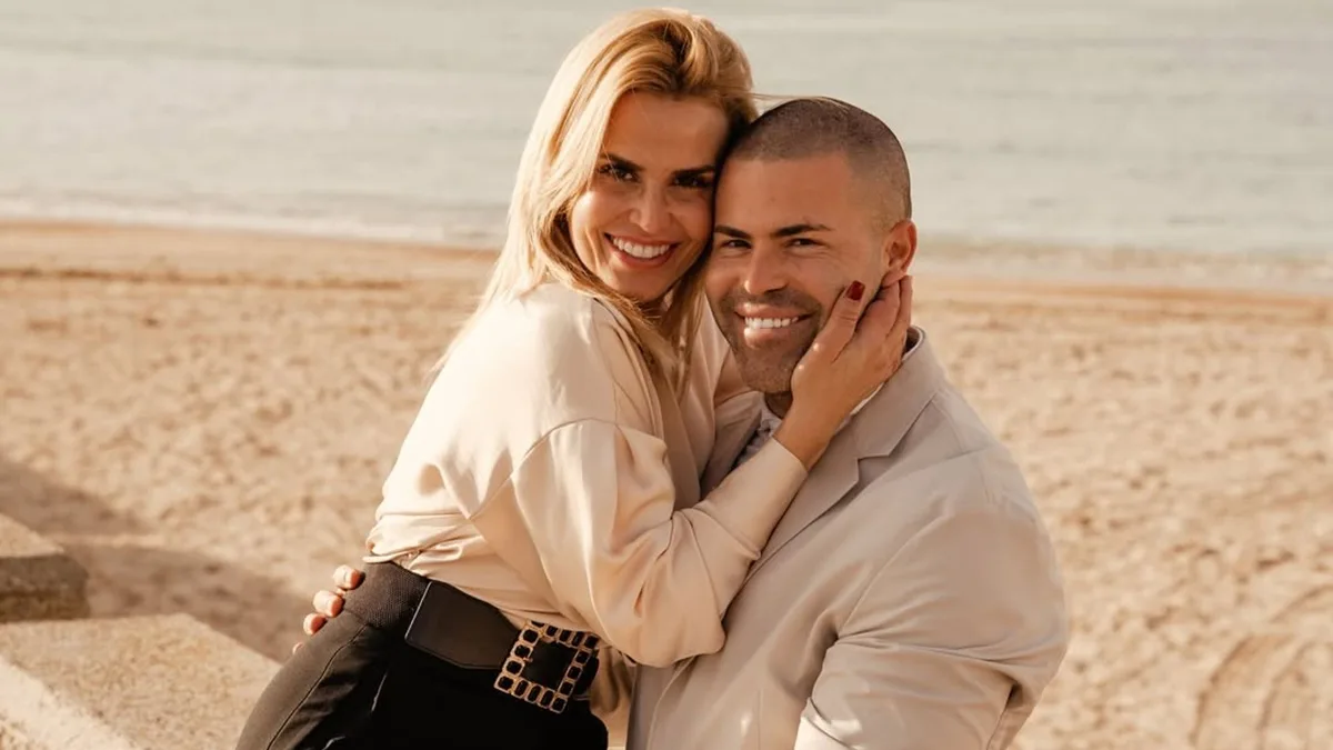 Así ha sido la boda de los televisivos Chari Lojo y Agustín Redondo hoy en Cádiz: una historia de amor que nació en la cárcel