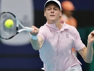 US Open. Blessé à un genou, le numéro 1 mondial Jannik Sinner déclare forfait