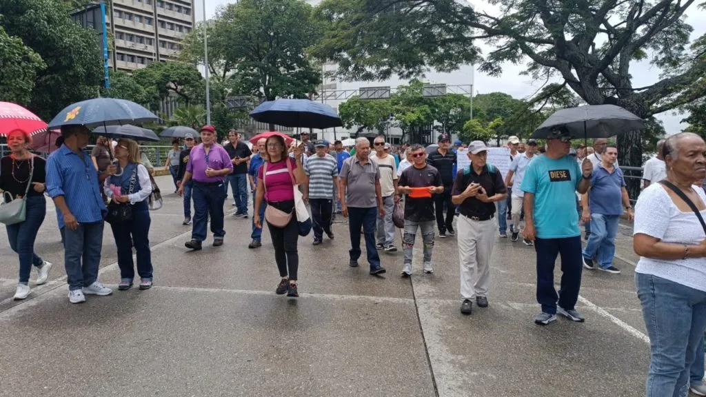 Jubilados y extrabajadores de Cantv marchan al Ministerio Público para exigir reivindicaciones laborales