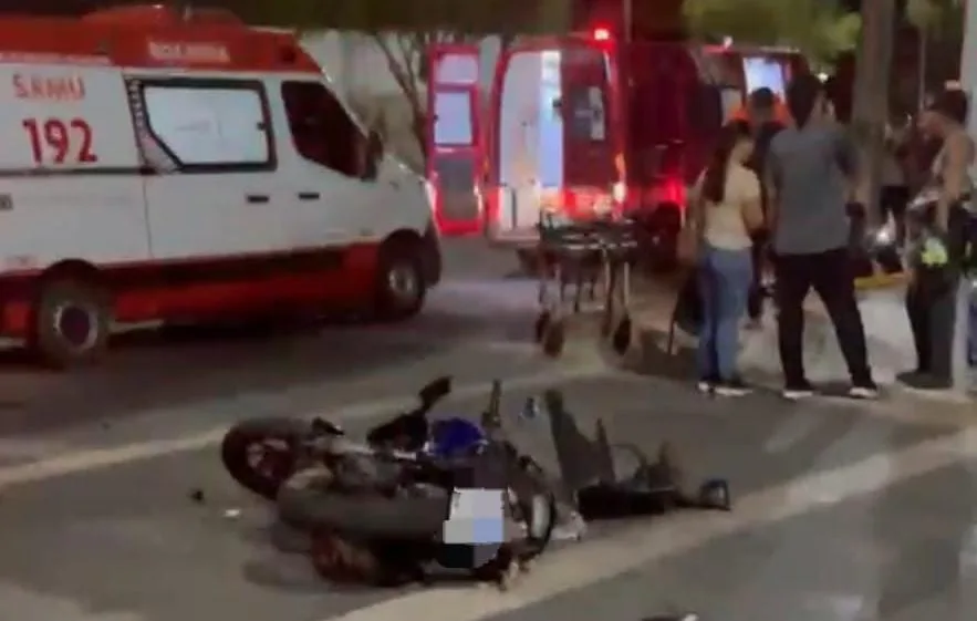 Colisão entre carro e moto deixa dois feridos na Avenida Ville Roy