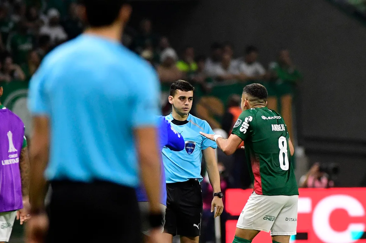 Andres Pereira é suspenso pela Conmebol e desfalca o Palmeiras na ida das quartas da Libertadores