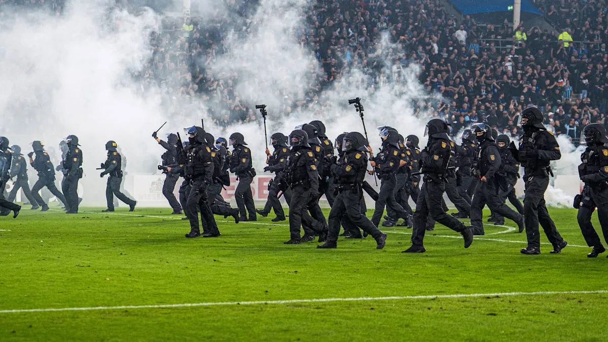 Innenminister spricht von „Kriminellen“ - 30 Polizisten bei Skandal-Spiel verletzt