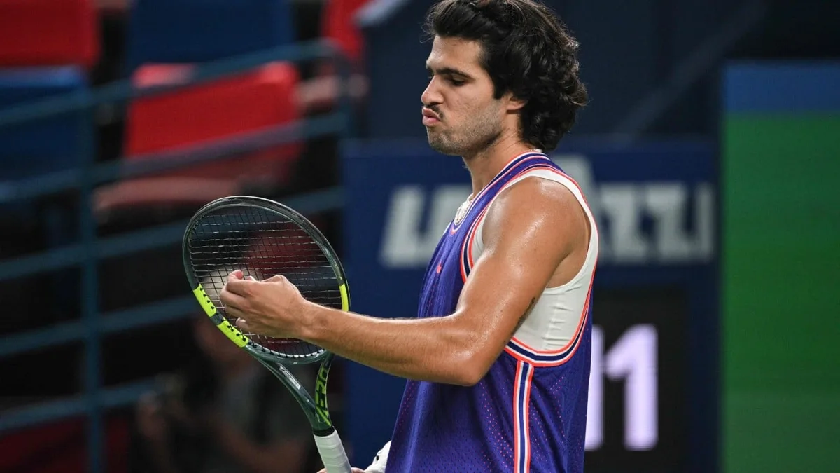 Alexander Zverev ends year with No 1 ranking after Carlos Alcaraz loss at Shanghai Masters