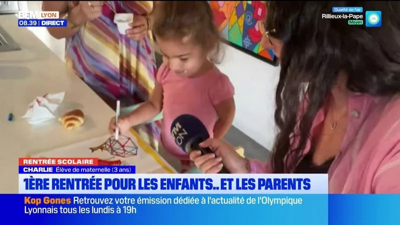 Première rentrée pour Charlie, 3 ans, accompagnée de sa maman, Salomé, à Loyettes dans l'Ain
