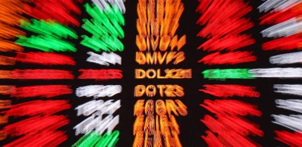 Dólar recua a R$ 5,18, mas fecha agosto em alta; Ibovespa avança