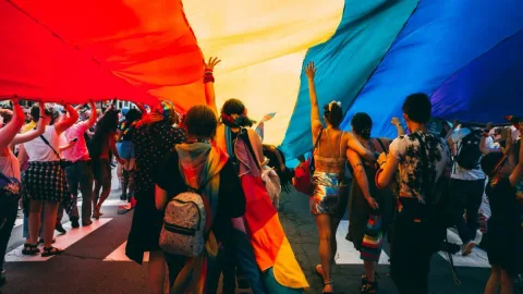 La bisexualidad como trastorno psicológico: la Comunidad de Madrid retira una guía orientativa tras 20 años en su biblioteca