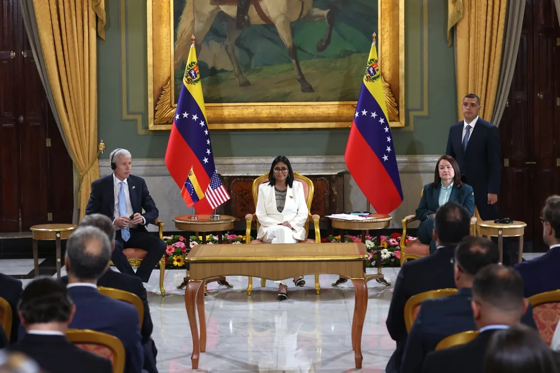 Venezuela firma acuerdos con Chevron y Eni en presencia del secretario de Energía de EE. UU.