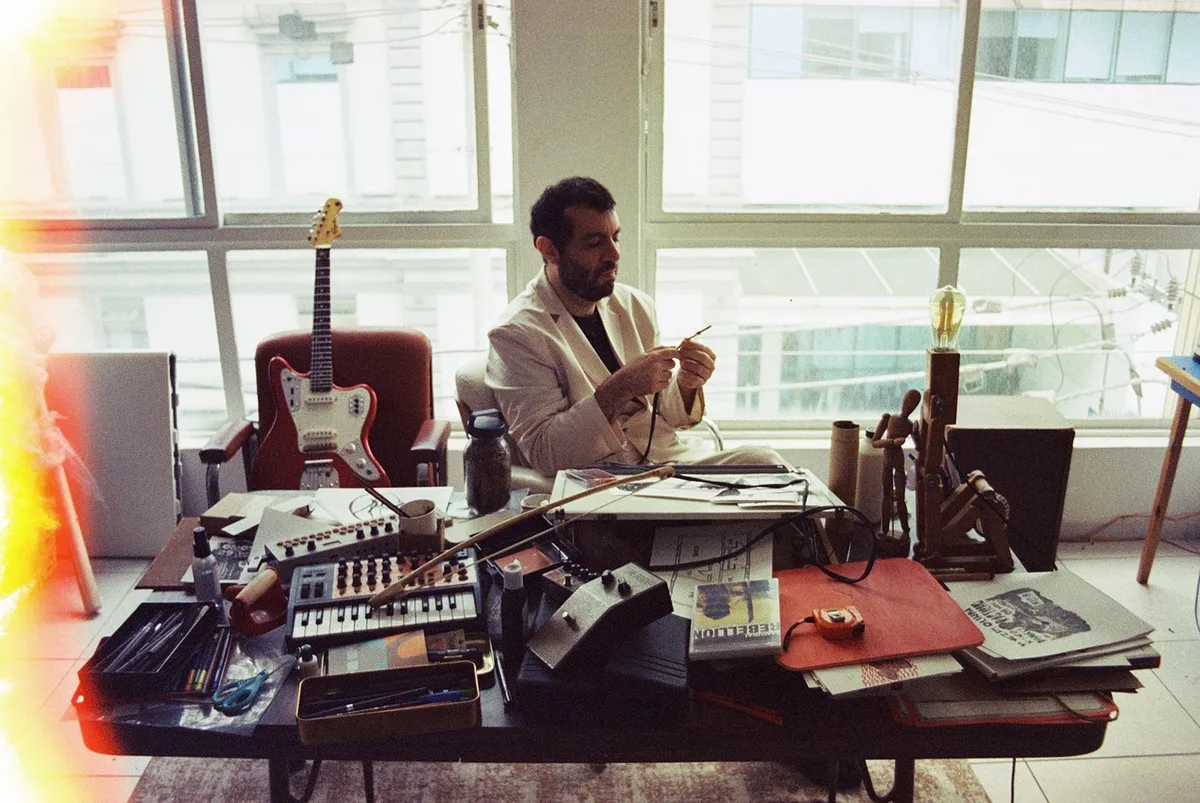 Kiko Dinucci expõe obra inédita da artista plástica Tatiana Blass na capa do terceiro álbum solo, 'Medusa'