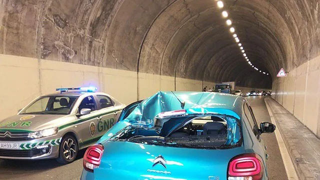 Derrocada atinge três viaturas e terá feito quatro feridos