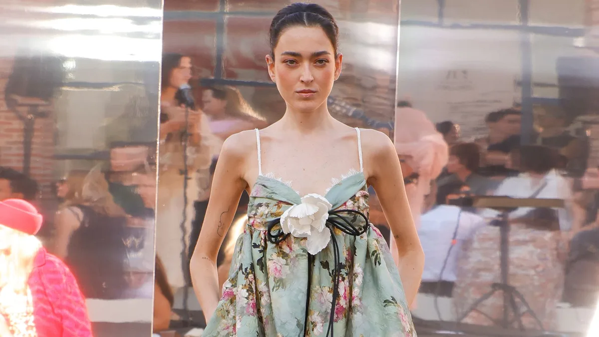 Yolancris cierra Fashion Week Madrid con una oda a las flores y su diseñadora nos confiesa: "Sería un sueño ver a Zoë Kravitz con uno de nuestros diseños"
