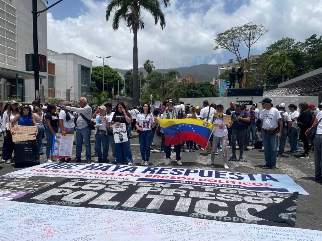 “Nos engañaron”: en Miraflores no recibieron a los familiares de presos políticos