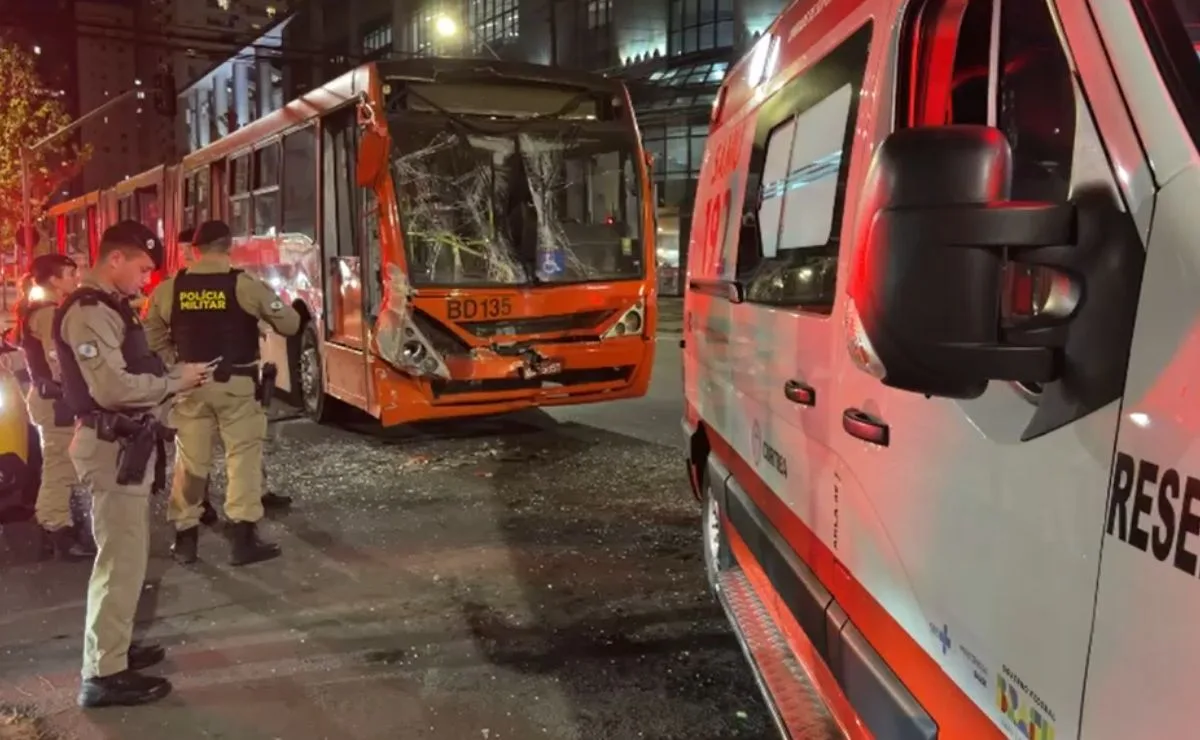 Caos no trânsito em Curitiba! Acidente entre dois biarticulados deixa feridos e trava cruzamento movimentado no Água Verde
