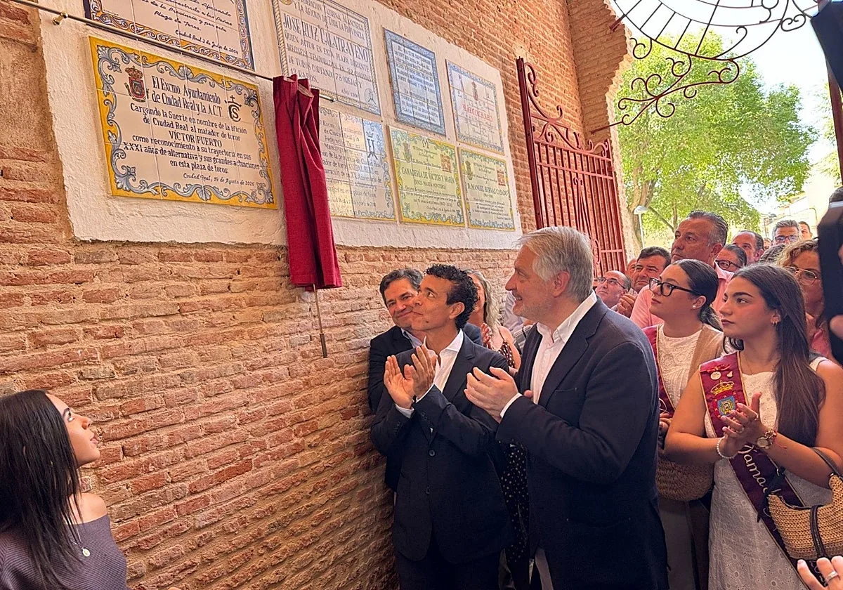 La plaza de toros de Ciudad Real recuerda con una placa la trayectoria de Víctor Puerto