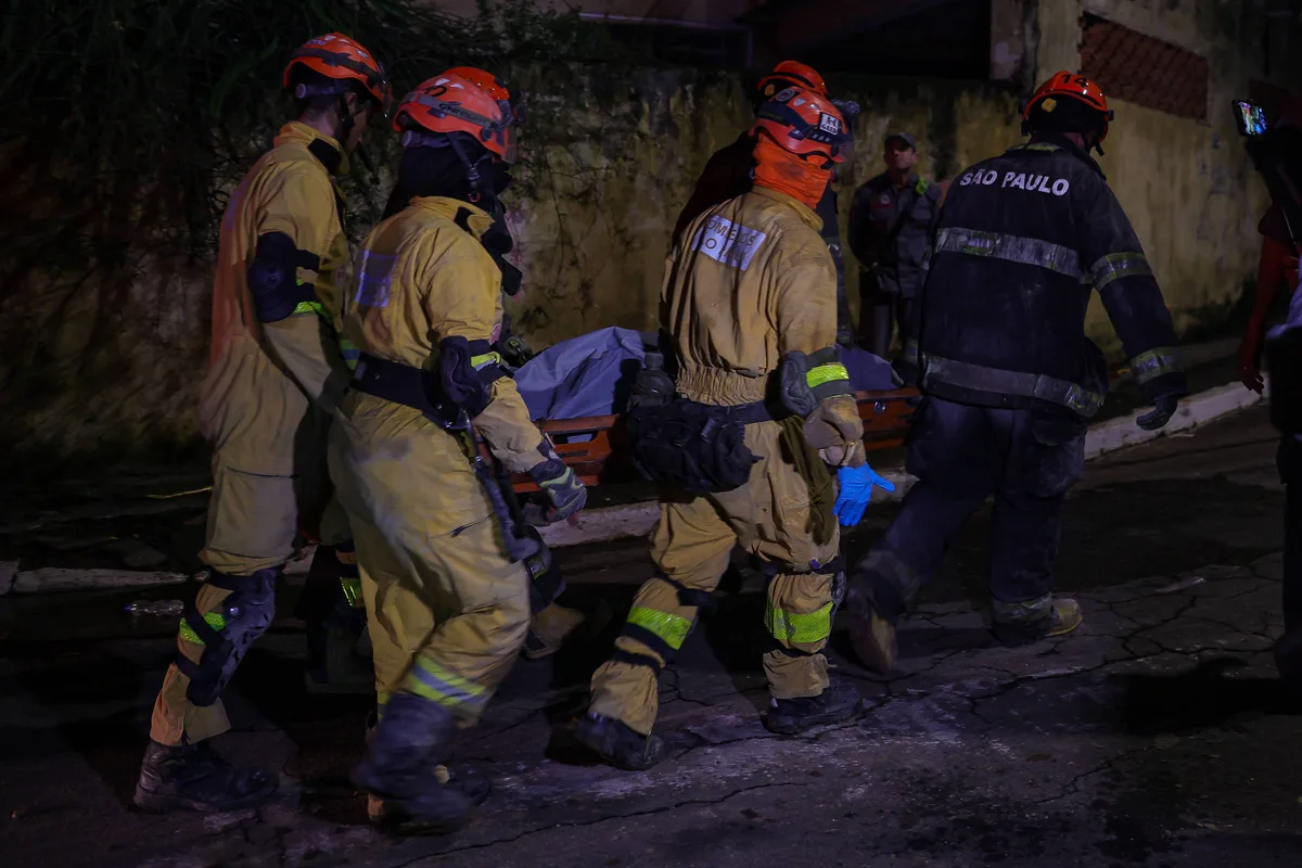 Bombeiros localizam 3 corpos soterrados após queda de prédio na zona leste de SP; mortos chegam a cinco