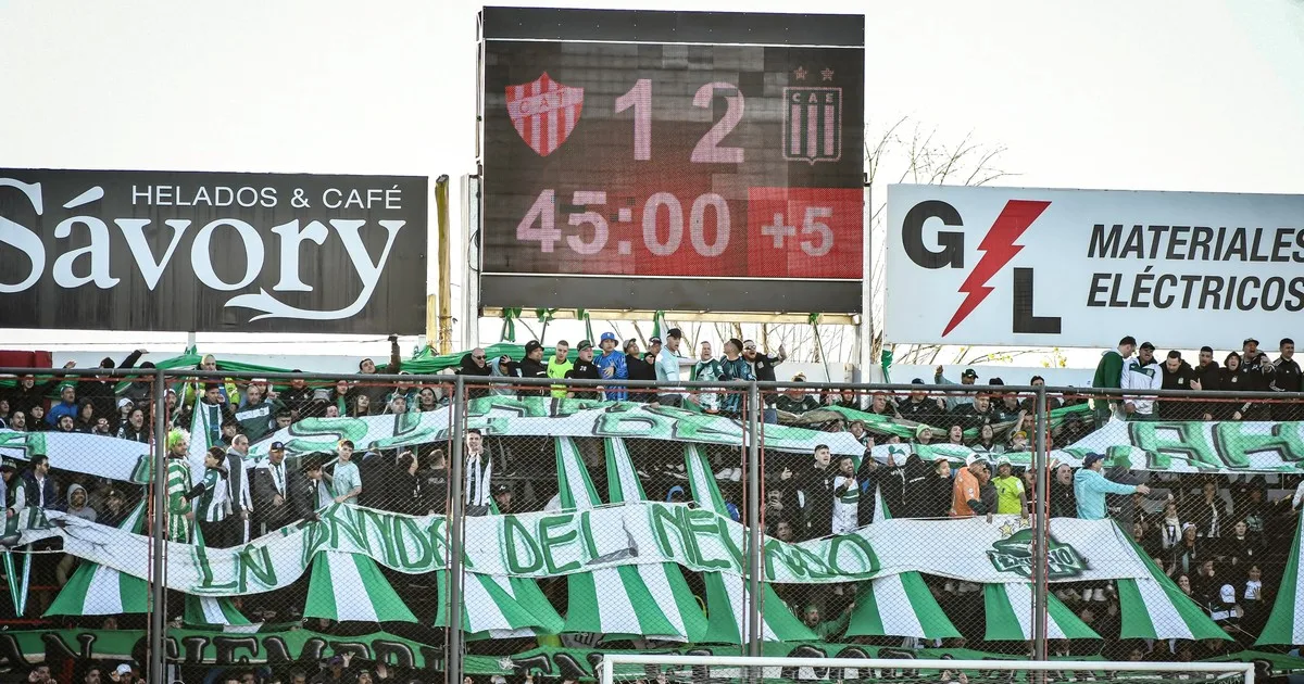 Los hinchas visitantes volvieron a la Primera B y hubo fiesta en las tribunas