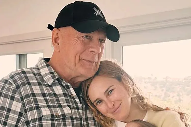 "Ele está feliz". Filha de Bruce Willis conta como tem lidado com diagnóstico de demência do pai