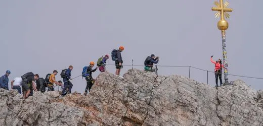 Zugspitze: Betreiber drohen mit Anzeige wegen Stickern am Gipfelkreuz