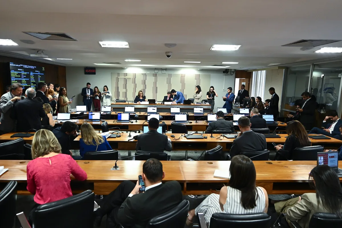 Comissão aprova fim da 'taxa das blusinhas'; medida segue para votação no plenário da Câmara