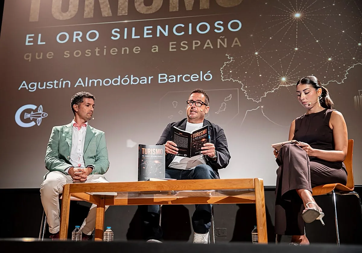 Agustín Almodóbar reivindica en un libro el turismo como «el oro silencioso que sostiene a España»