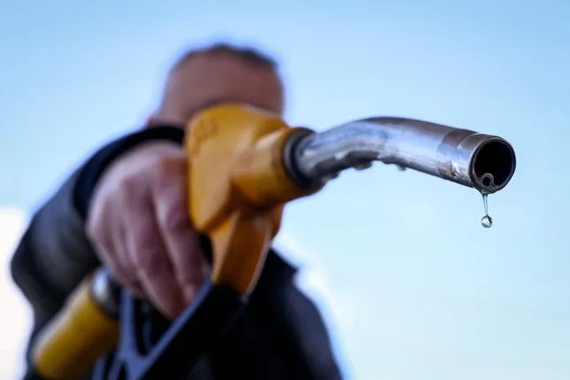 Prix des carburants : en France, des mesures d’urgence, mais “pas de lumière au bout du tunnel”