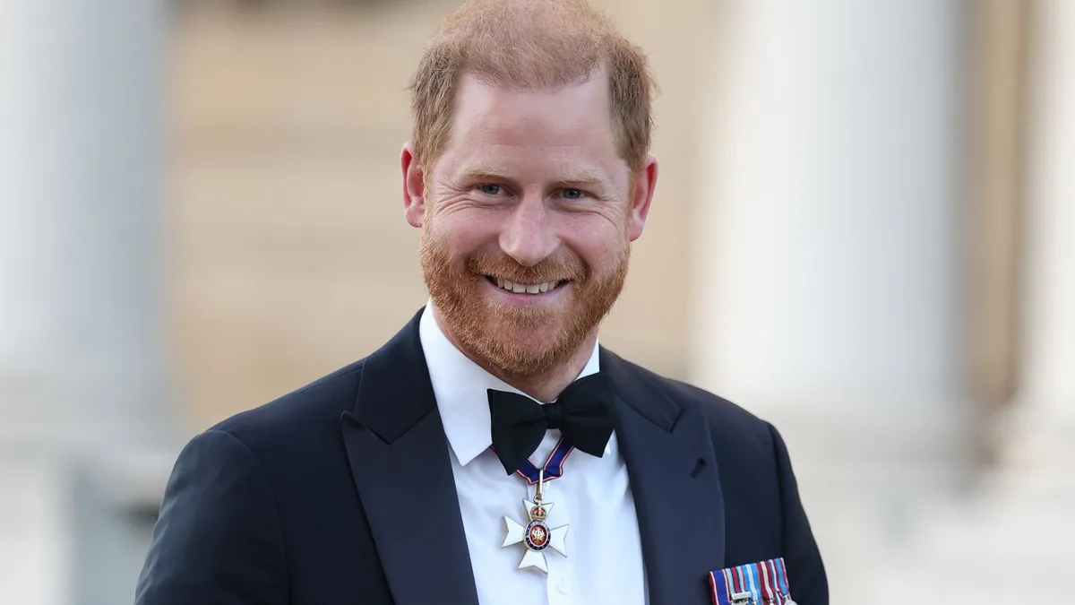El príncipe Harry reaparece tras su regreso a Reino Unido en un acto marcado por la nueva guerra familiar de los Spencer y los Windsor