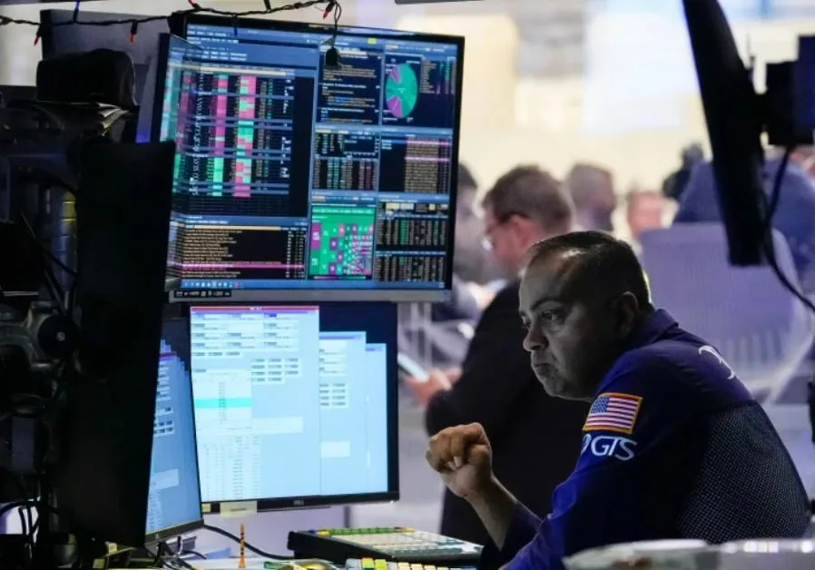 Wall Street avanza mixto previo al reporte de Nvidia: ¿Cómo opera HOY?