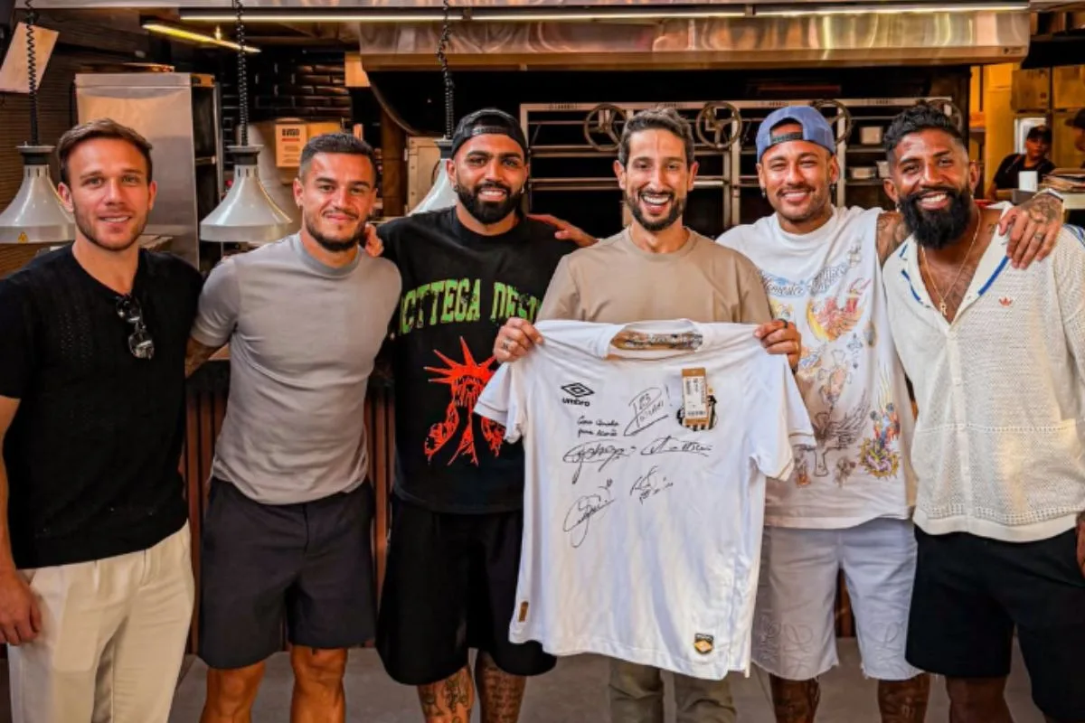Neymar almoça com Philippe Coutinho, Gabigol e mais 'parças' em churrascaria de Santos