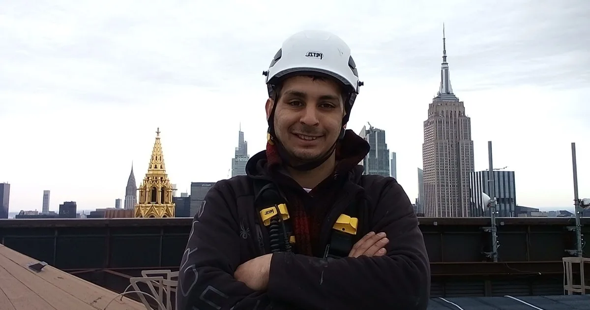 Sin vértigo y a más de 400 metros: la historia del argentino que trabaja colgado de los edificios y llegó hasta la antena del Empire State