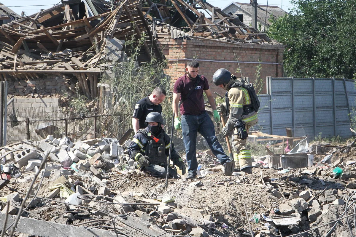 Suben a 15 los muertos y 130 los heridos en un ataque ruso en un centro comercial en Krivói Rog (Ucrania)