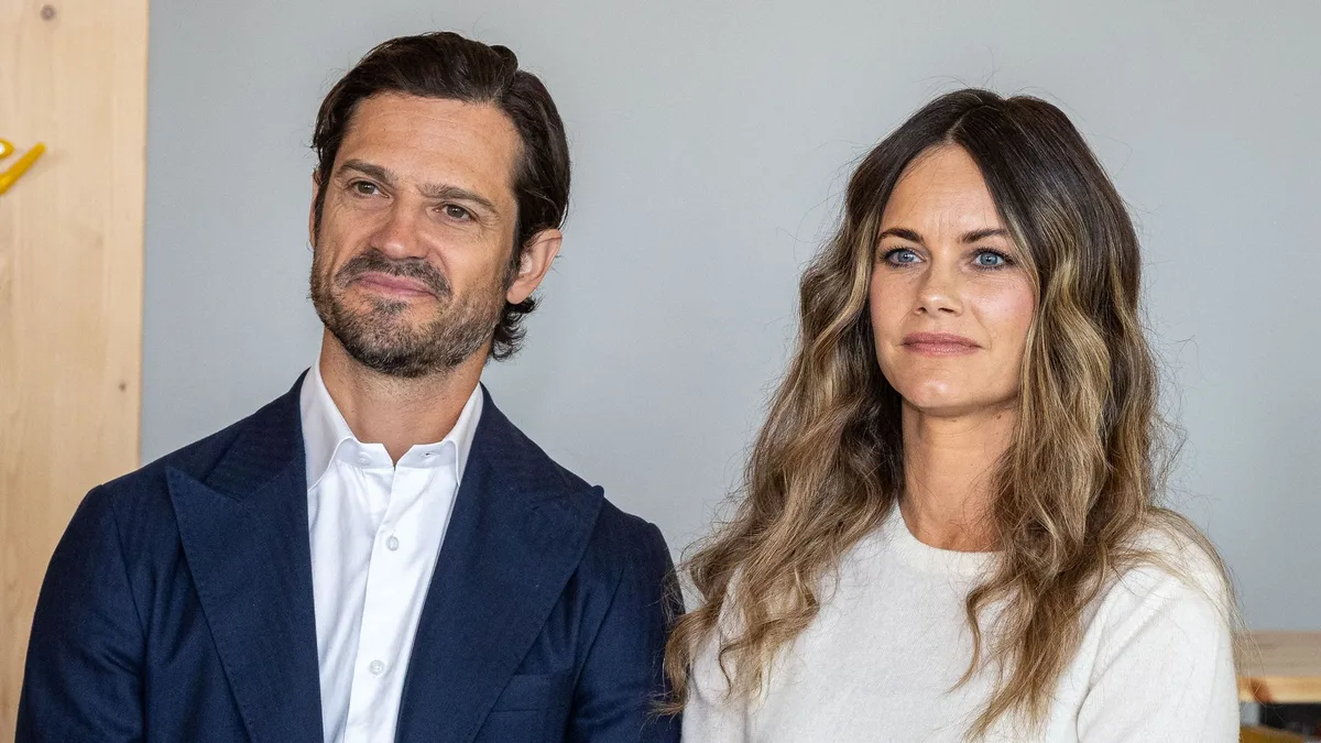Sofía de Suecia regresa de vacaciones con un look blanco impecable y las nuevas mechas que rejuvenecen su rostro