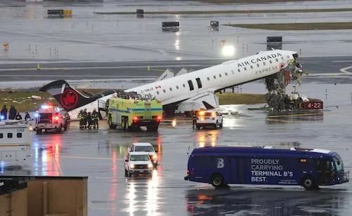 Dos controladores aéreos salieron una hora antes del accidente de Air Canada en LaGuardia; dejaron la torre con poco personal, reporta WSJ