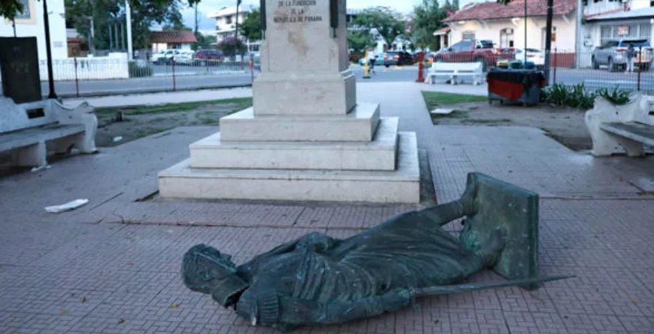 Así quedó la estatua del Libertador Simón Bolívar en Panamá tras el terremoto