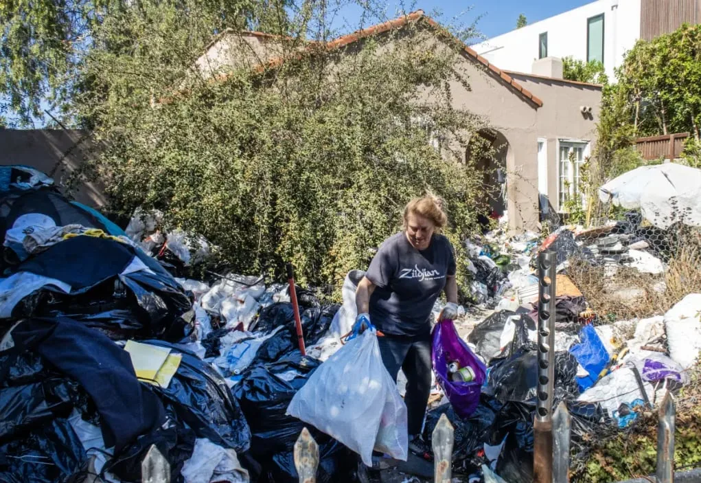 Los Ángeles limpió una casa repleta de basura, pero los residuos volvieron a acumularse y la Justicia evalúa designar un curador