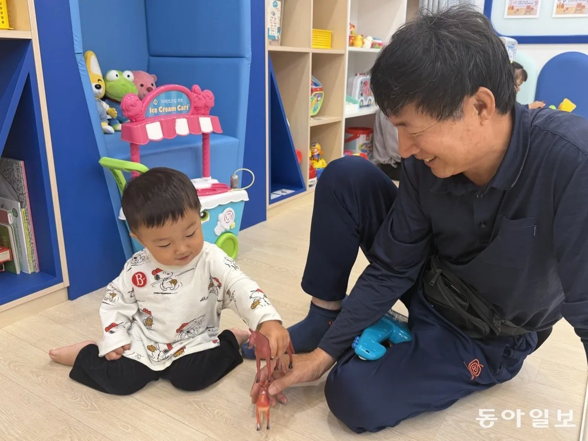 손주 독박 육아하느라 집 옮기고 일 내려놓은 조부모들