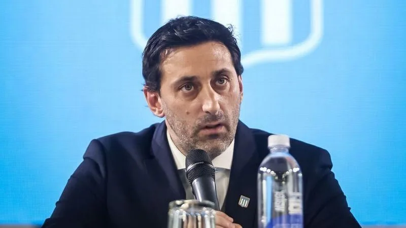Diego Milito asumió que fue “un error” renovar a Gustavo Costas y reconoció: “Racing no puede estar en esta situación”